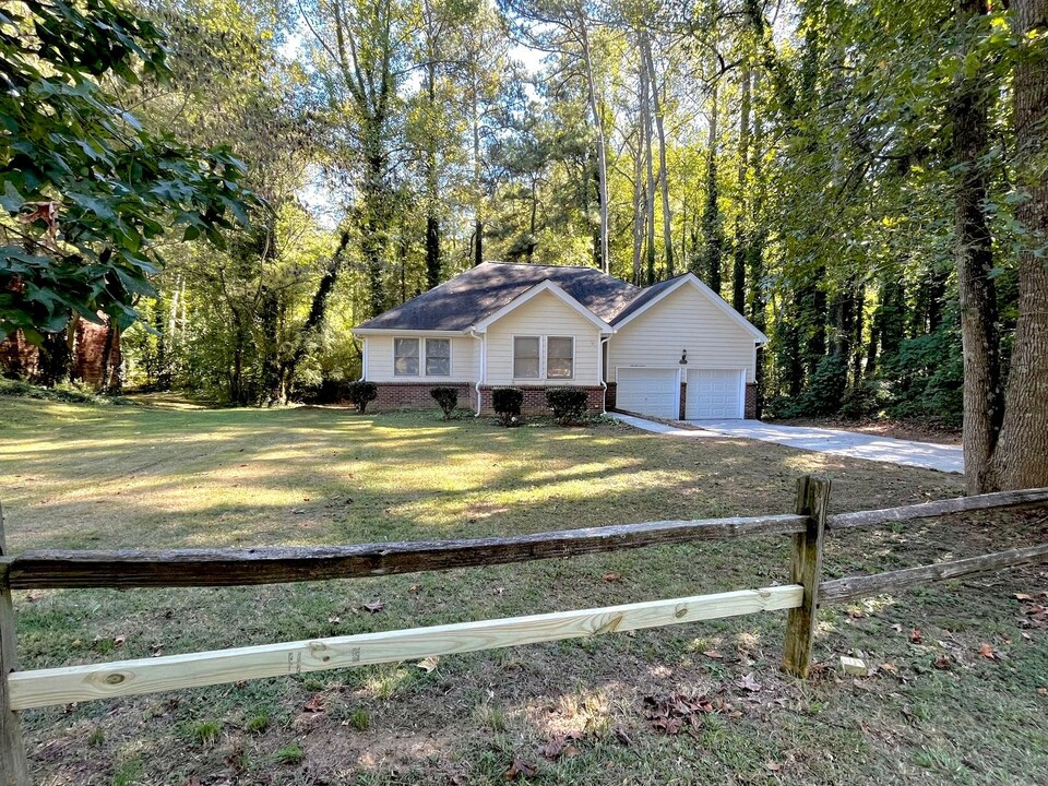 2658 Rolling Brook Trail in East Point, GA - Building Photo