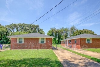 7919 Thompson Rd in Norfolk, VA - Foto de edificio - Building Photo