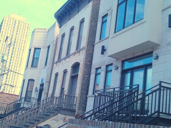 421 W Armitage Ave