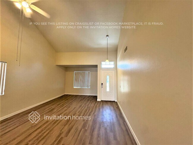 11232 W College Dr in Phoenix, AZ - Foto de edificio - Building Photo