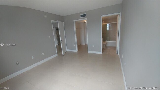 8251 NW 8th St in Miami, FL - Building Photo - Building Photo