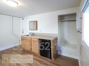 2708 NE Sandy Blvd in Portland, OR - Building Photo - Building Photo