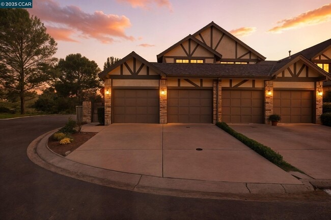 121 Haslemere Ct in Lafayette, CA - Foto de edificio - Building Photo