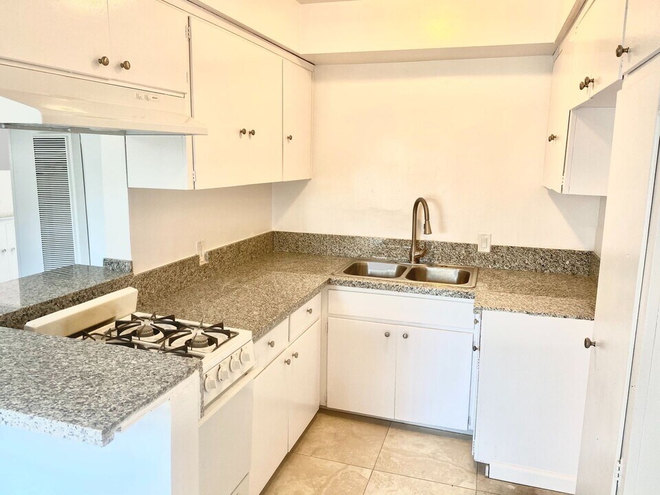 14109 Hatteras St in Los Angeles, CA - Building Photo