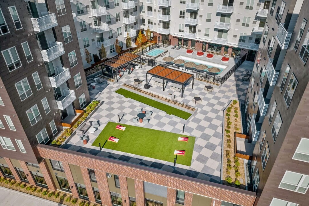The Hallon Luxury Apartments in Hopkins, MN - Foto de edificio