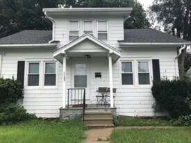 1122 Steely St in Waterloo, IA - Building Photo