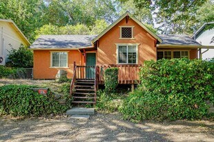 867 4th Ave in Gold Hill, OR - Building Photo