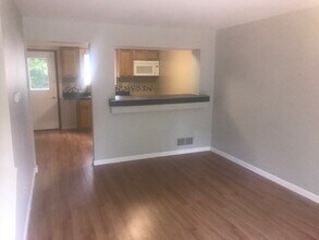 738 Washington Ave, Unit 845 Capitol Dr in Carnegie, PA - Foto de edificio - Building Photo