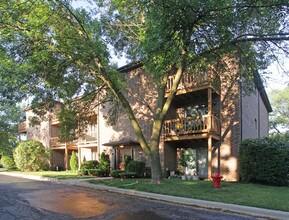 College Green Apartments in Lisle, IL - Building Photo - Building Photo