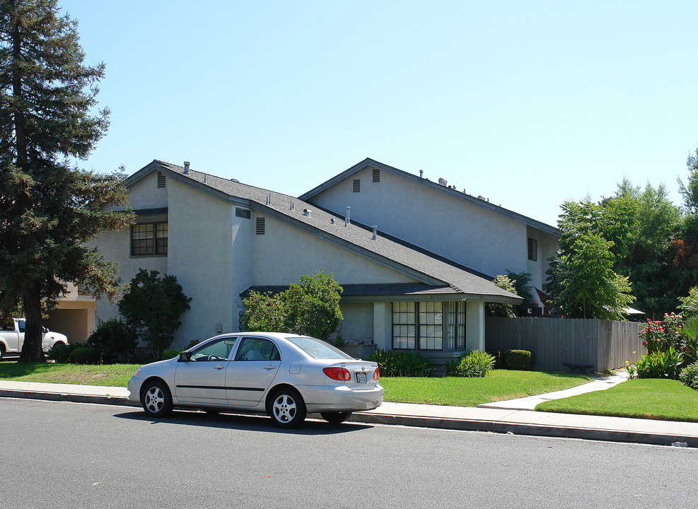 23022 Village Dr in Lake Forest, CA - Building Photo