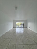 10431 N Kendall Dr in Miami, FL - Building Photo