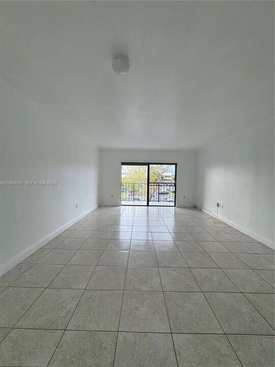 10431 N Kendall Dr in Miami, FL - Building Photo