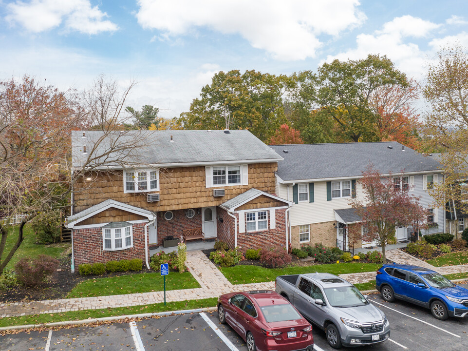 7 Harbor Pl in Oyster Bay, NY - Foto de edificio