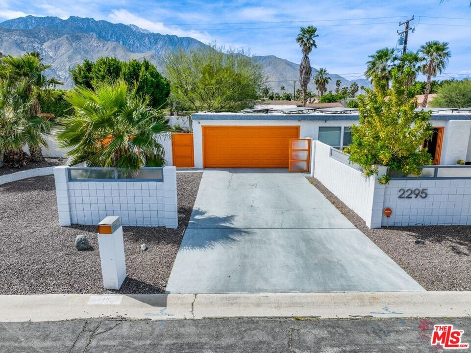 2295 E Nicola Rd in Palm Springs, CA - Building Photo