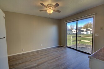 1704 W 53rd St-Unit -1706 in Davenport, IA - Building Photo - Building Photo