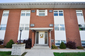 10029 Kennedy Ave in Highland, IN - Foto de edificio - Building Photo