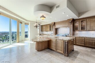 9103 Alta Dr in Las Vegas, NV - Foto de edificio - Building Photo