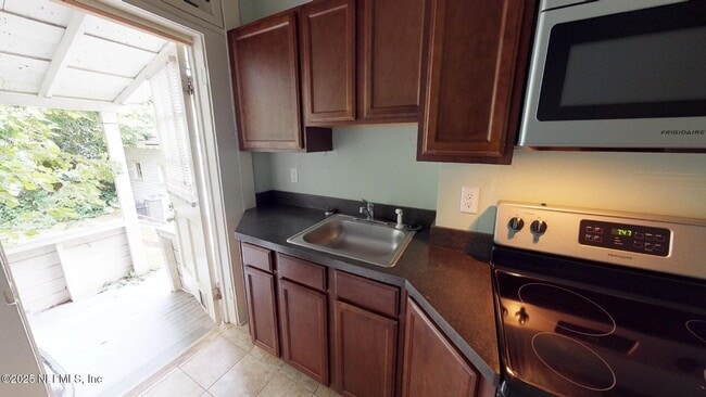 2145 Oak St in Jacksonville, FL - Foto de edificio - Building Photo