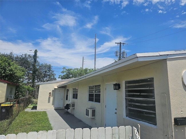 145 SW 5th Ct, Unit 1 in Dania Beach, FL - Building Photo - Building Photo
