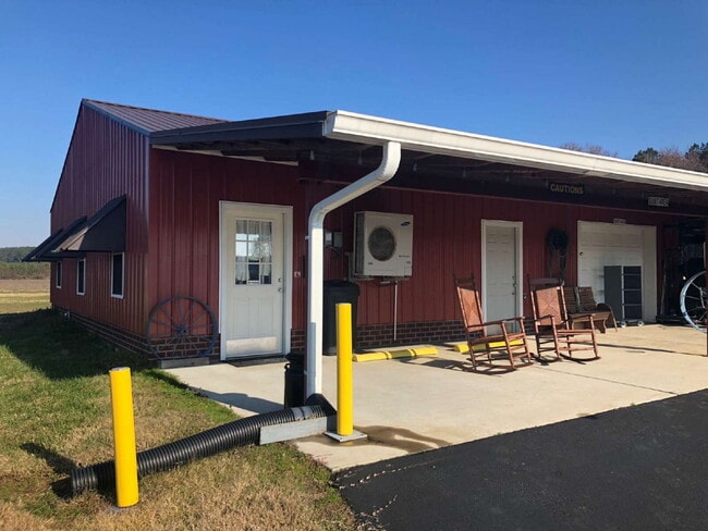 664 Nahunta Rd in Pikeville, NC - Foto de edificio - Building Photo