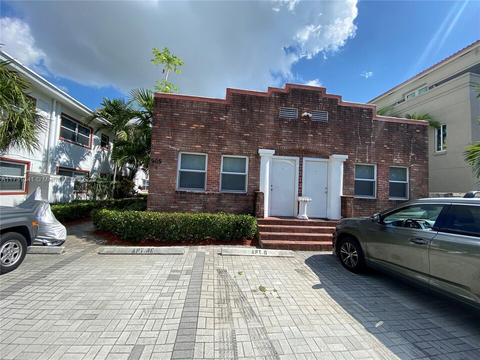 905 SE 2nd Ct in Fort Lauderdale, FL - Building Photo