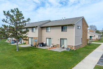 The Meadows in Roseville, MI - Building Photo - Building Photo