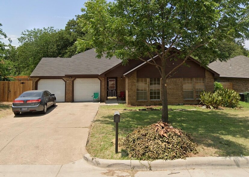 5418 Lansingford Trail in Arlington, TX - Building Photo