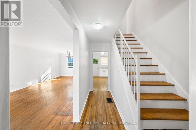 2467 Carlsen Ave in Ottawa, ON - Building Photo - Building Photo