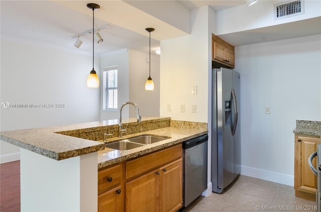 2458 Centergate Dr in Miramar, FL - Building Photo - Building Photo