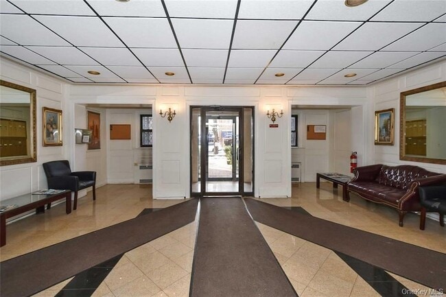 7 Bond St, Unit 3J in Great Neck Plaza, NY - Building Photo - Building Photo