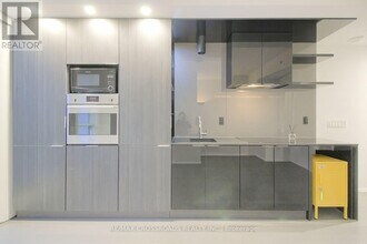 70 Temperance St in Toronto, ON - Building Photo - Building Photo