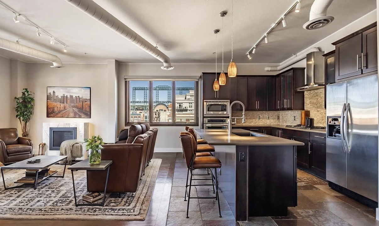 2101 Larimer St, Unit 402 in Denver, CO - Building Photo