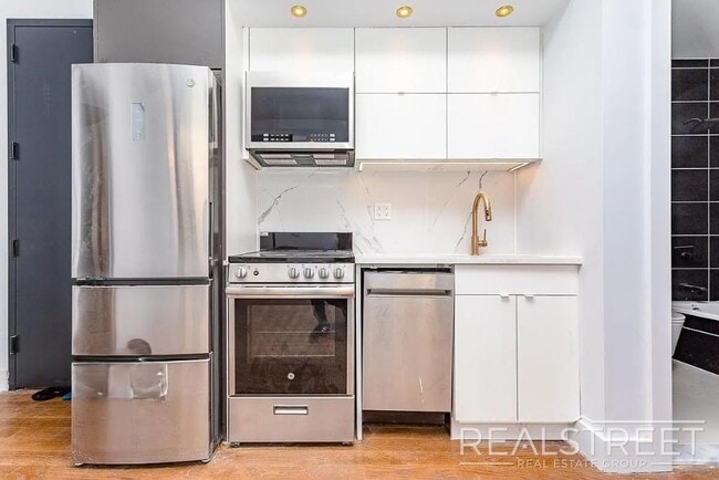 Charming 1-bedroom, 1.5 bath duplex apartment conveniently located near the Knickerbocker M stop at in Brooklyn, NY - Foto de edificio - Building Photo