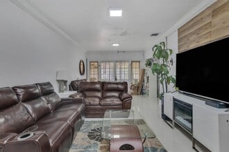 5931 NW 5th St, Unit Front in Miami, FL - Building Photo - Building Photo