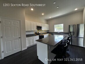1203 Sexton Rd SW in Palm Bay, FL - Foto de edificio - Building Photo