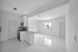 450 Beacom Blvd in Miami, FL - Building Photo - Building Photo