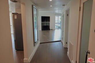 723 Westmount Dr in West Hollywood, CA - Building Photo - Building Photo