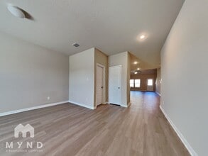 6815 Titan Pk in Converse, TX - Foto de edificio - Building Photo