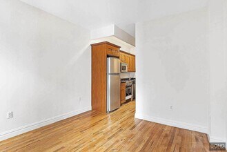437 W 54th St in New York, NY - Building Photo - Building Photo