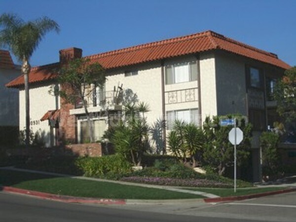 10931 Rose Ave in Los Angeles, CA - Building Photo