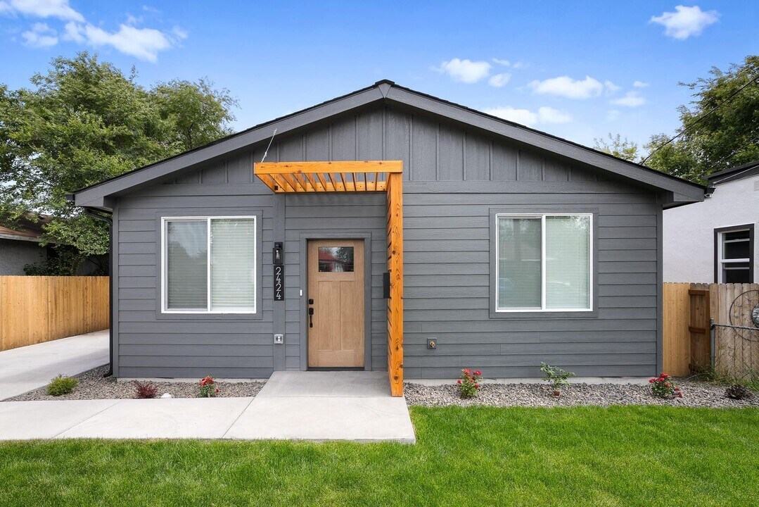 2424 N Addison St in Spokane, WA - Building Photo