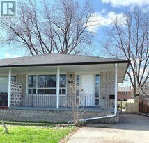 2545 Padstow Crescent in Mississauga, ON - Building Photo