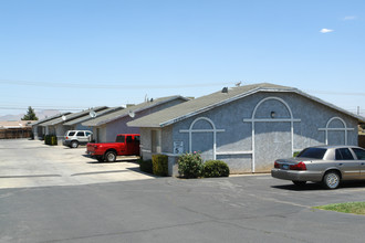 16230 Sequoia Ave in Hesperia, CA - Foto de edificio - Building Photo