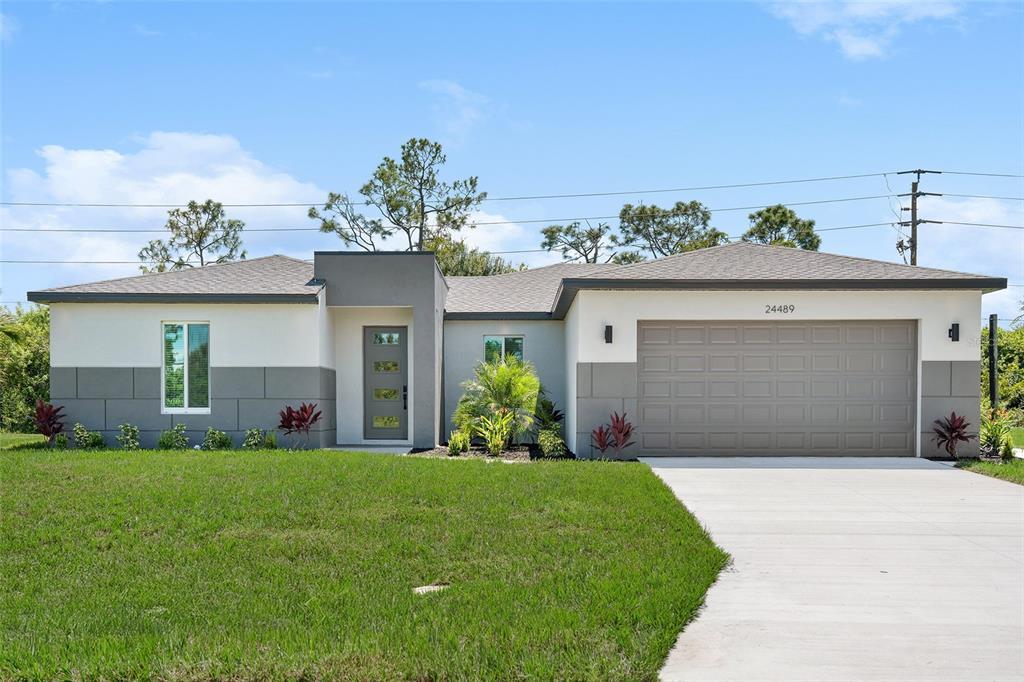 24489 SW Kingsway Cir in Lake Suzy, FL - Building Photo
