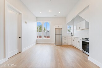 64 W Main St-Unit -C in Freehold, NJ - Foto de edificio - Building Photo