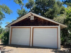4199 W Dry Creek Rd in Healdsburg, CA - Building Photo - Building Photo