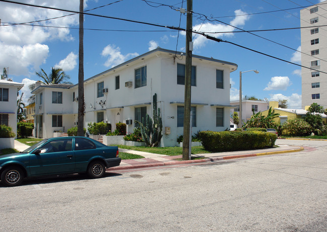 7742 Byron Ave in Miami Beach, FL - Building Photo - Building Photo