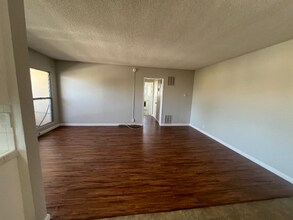 3945 W 8th St in Los Angeles, CA - Building Photo - Building Photo