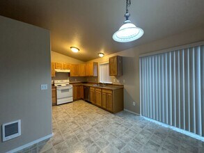 808 SE Maui Ln in Madras, OR - Building Photo - Building Photo