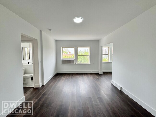 1655 W Hollywood Ave, Unit 2 in Chicago, IL - Building Photo - Building Photo